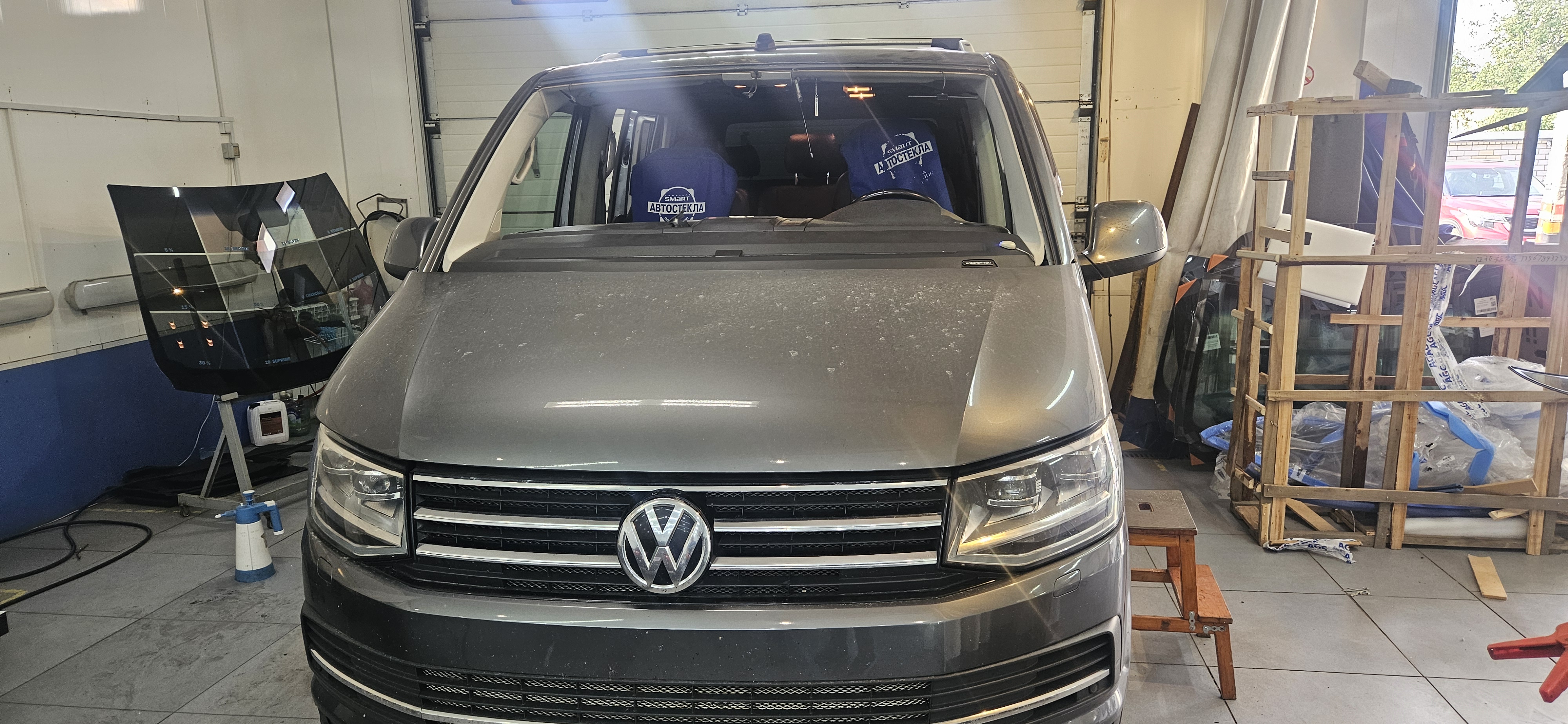 Замена лобового стекла с полным обогревом на Volkswagen Multivan