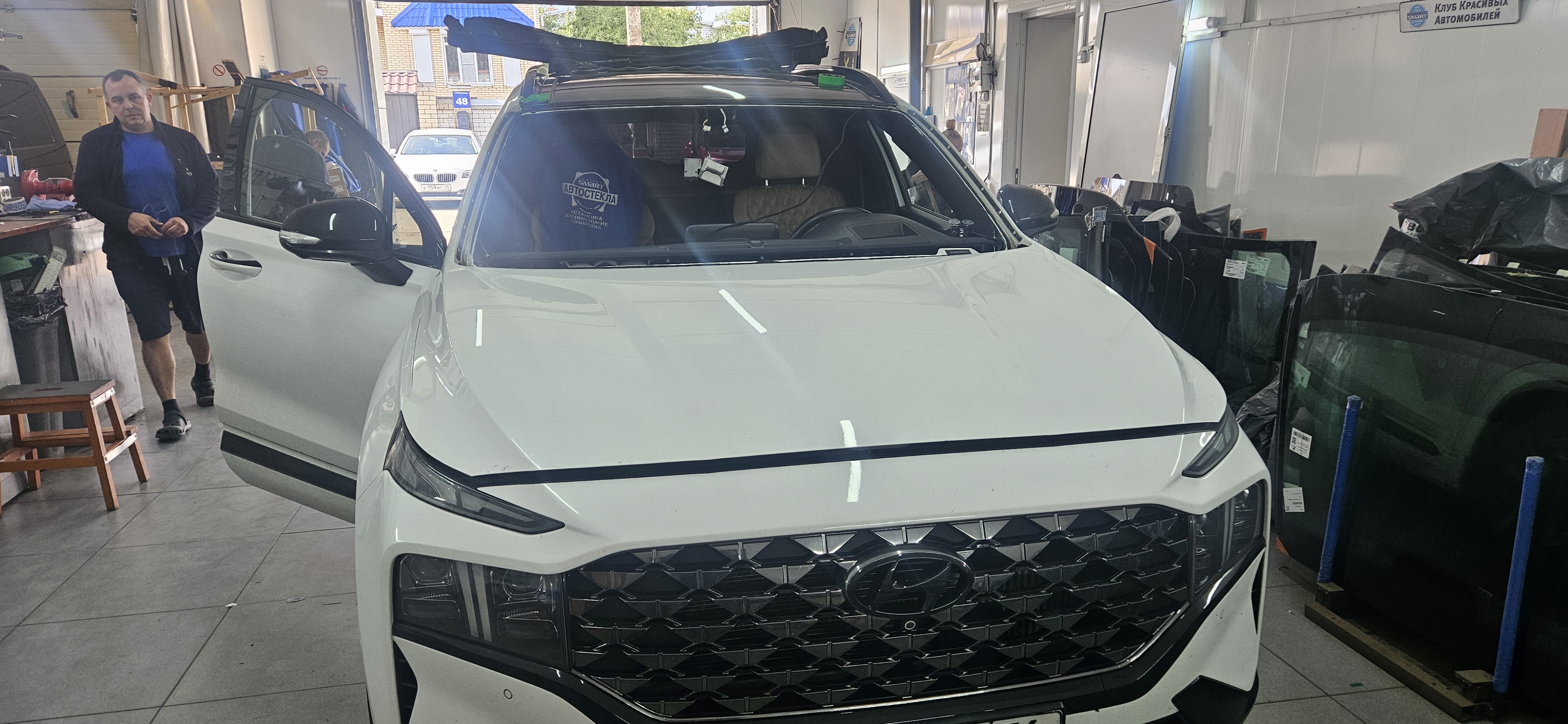 Замена лобового стекла на автомобиль Hyundai Santa Fe с проекцией и двумя камерами