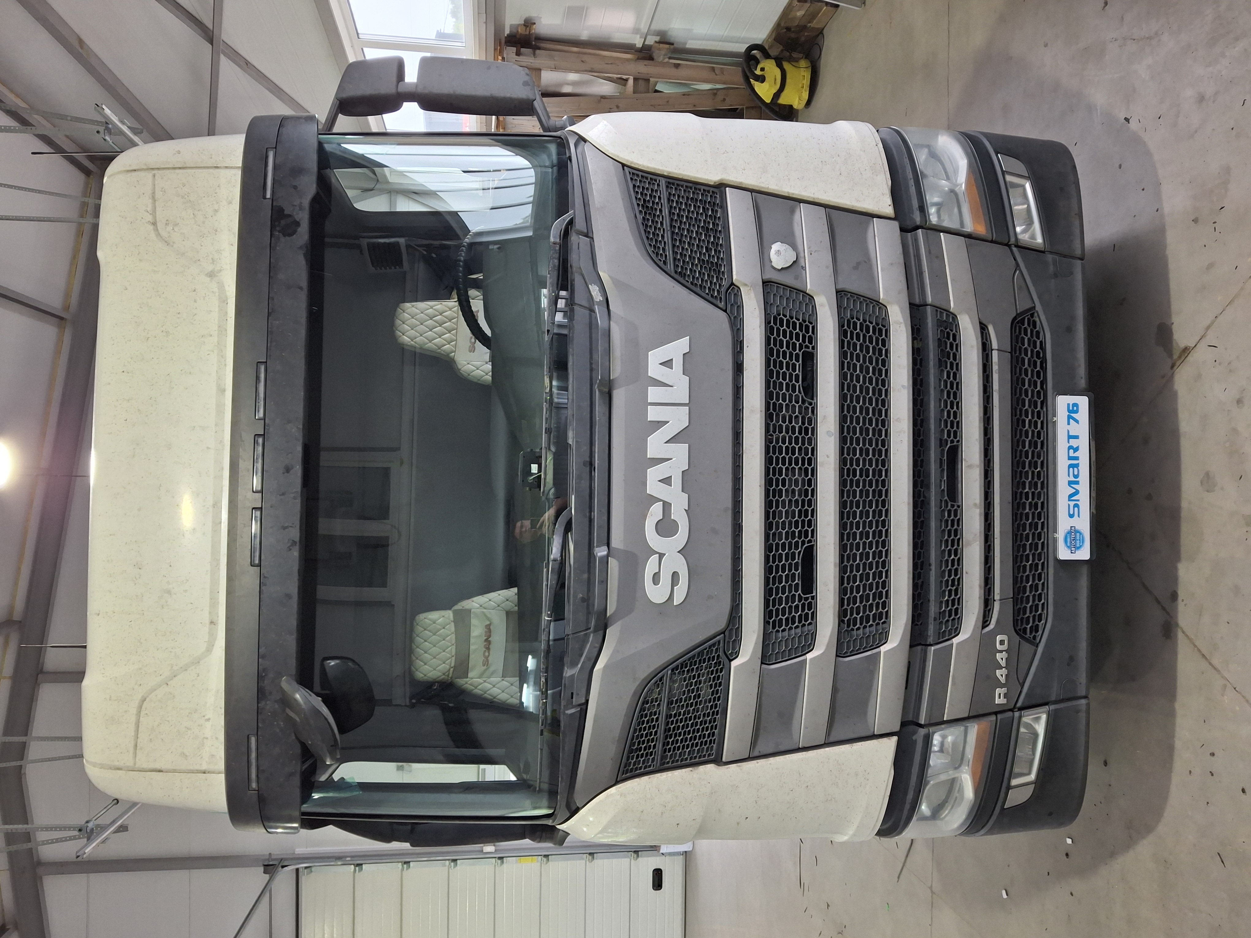 Замена лобового стекла на Scania