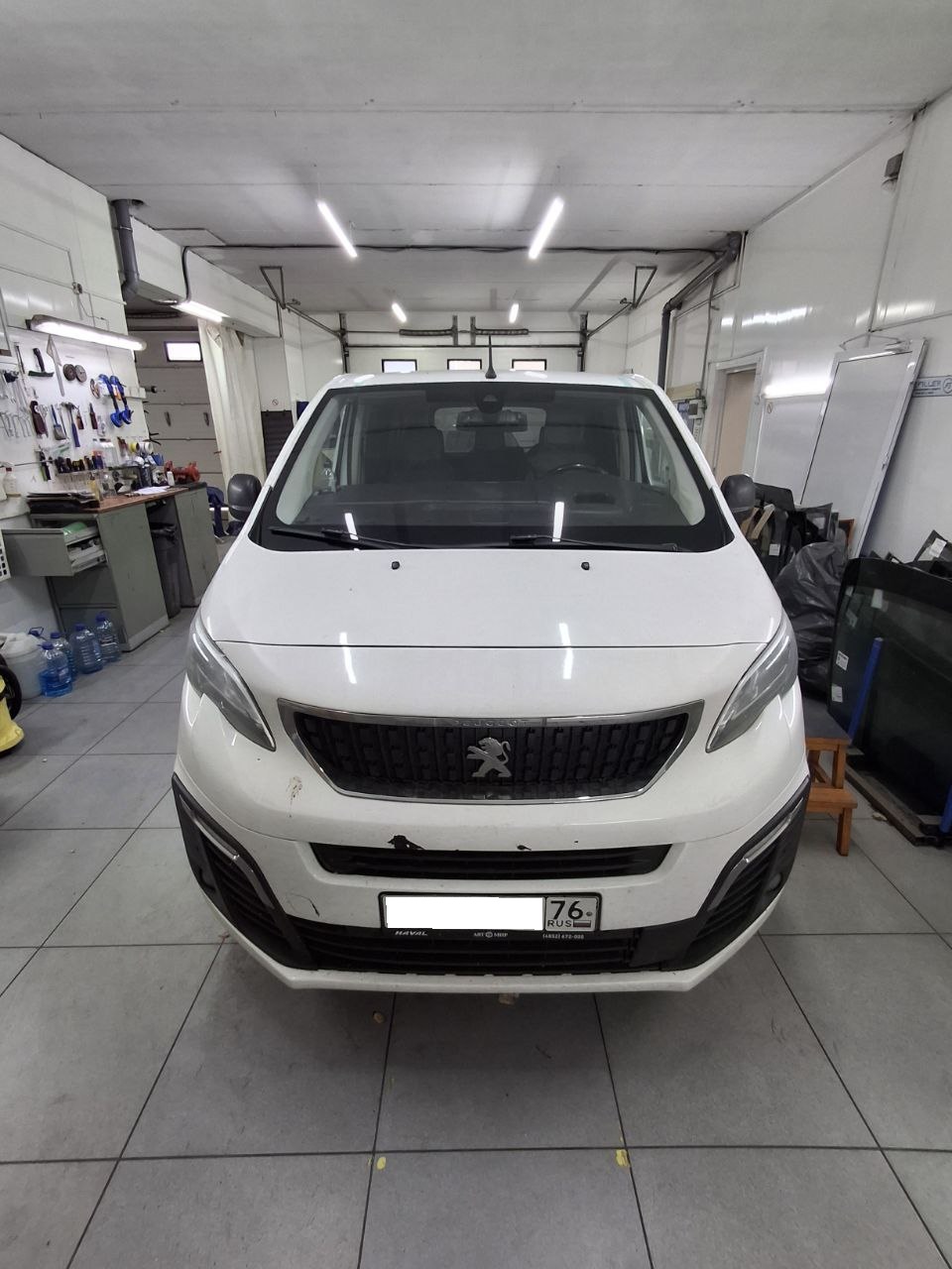 Замена лобового стекла на Peugeot Traveller