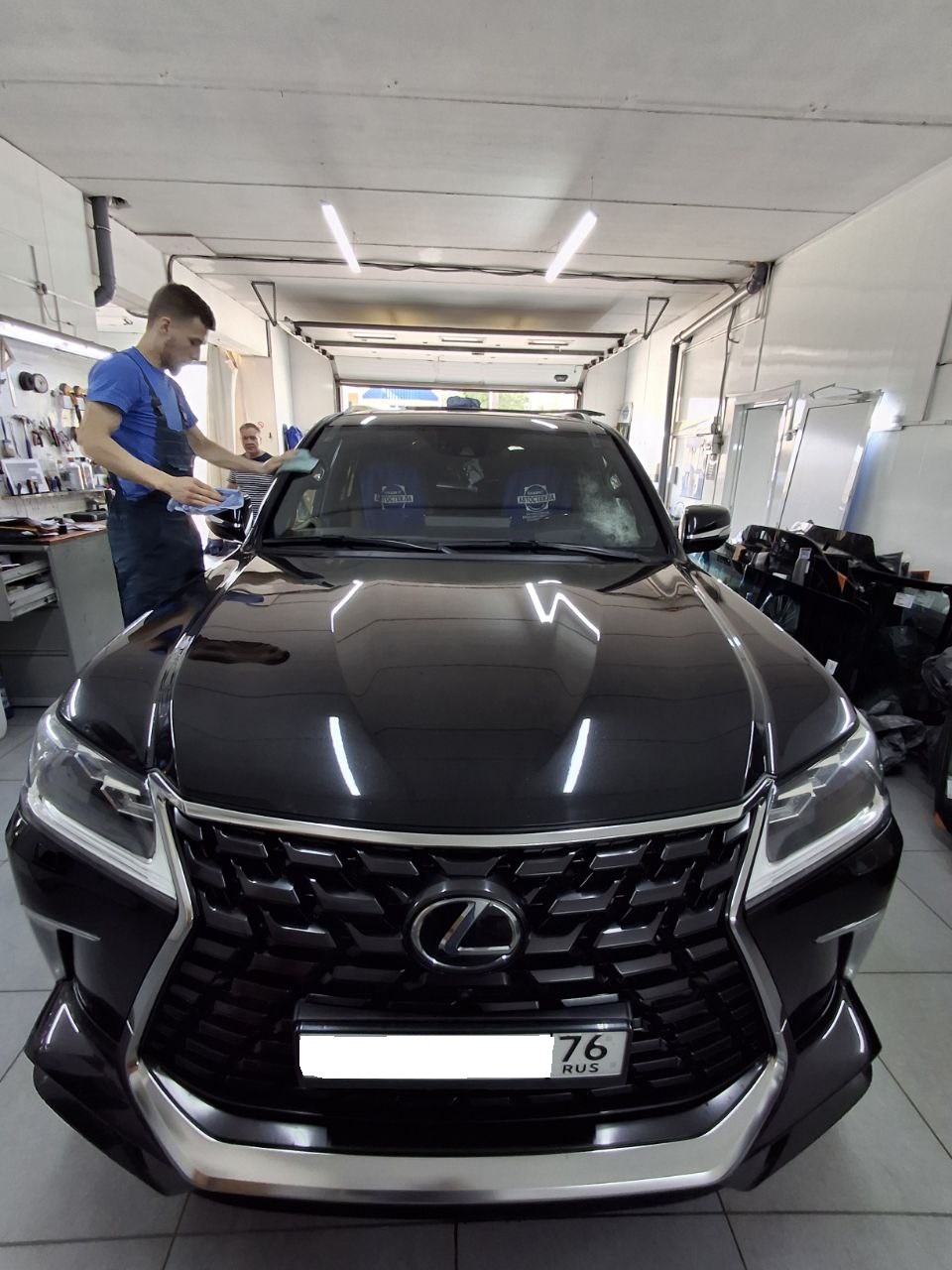 Замена лобового стекла на Lexus LX 570
