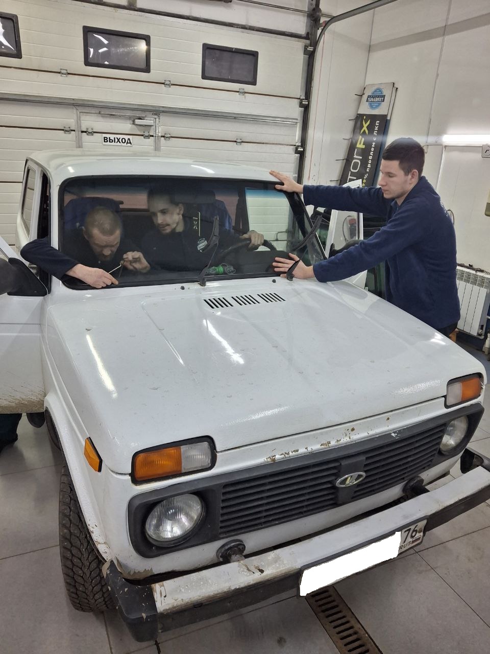 Замена лобового стекла на Ниву