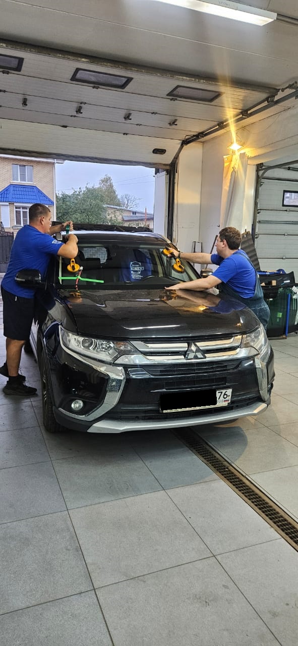 Замена лобового на Mitsubishi Outlander: полный фарш!