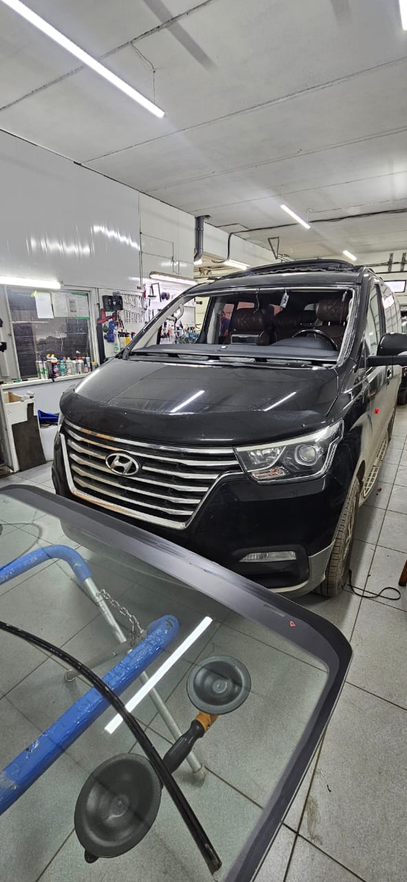 Замена лобового стекла на Hyundai Starex