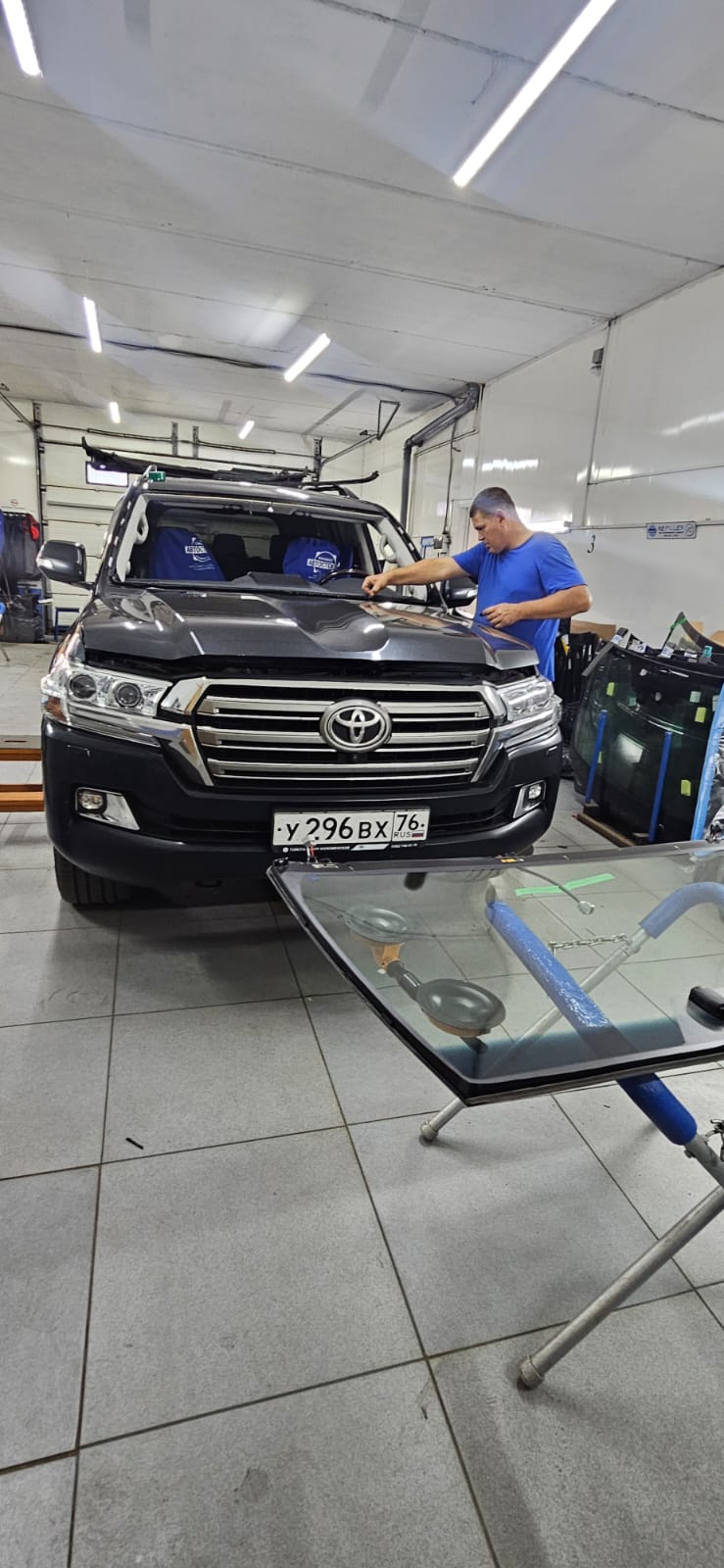 Почему лобовое стекло на Land Cruiser 200 — это «расходник»? 