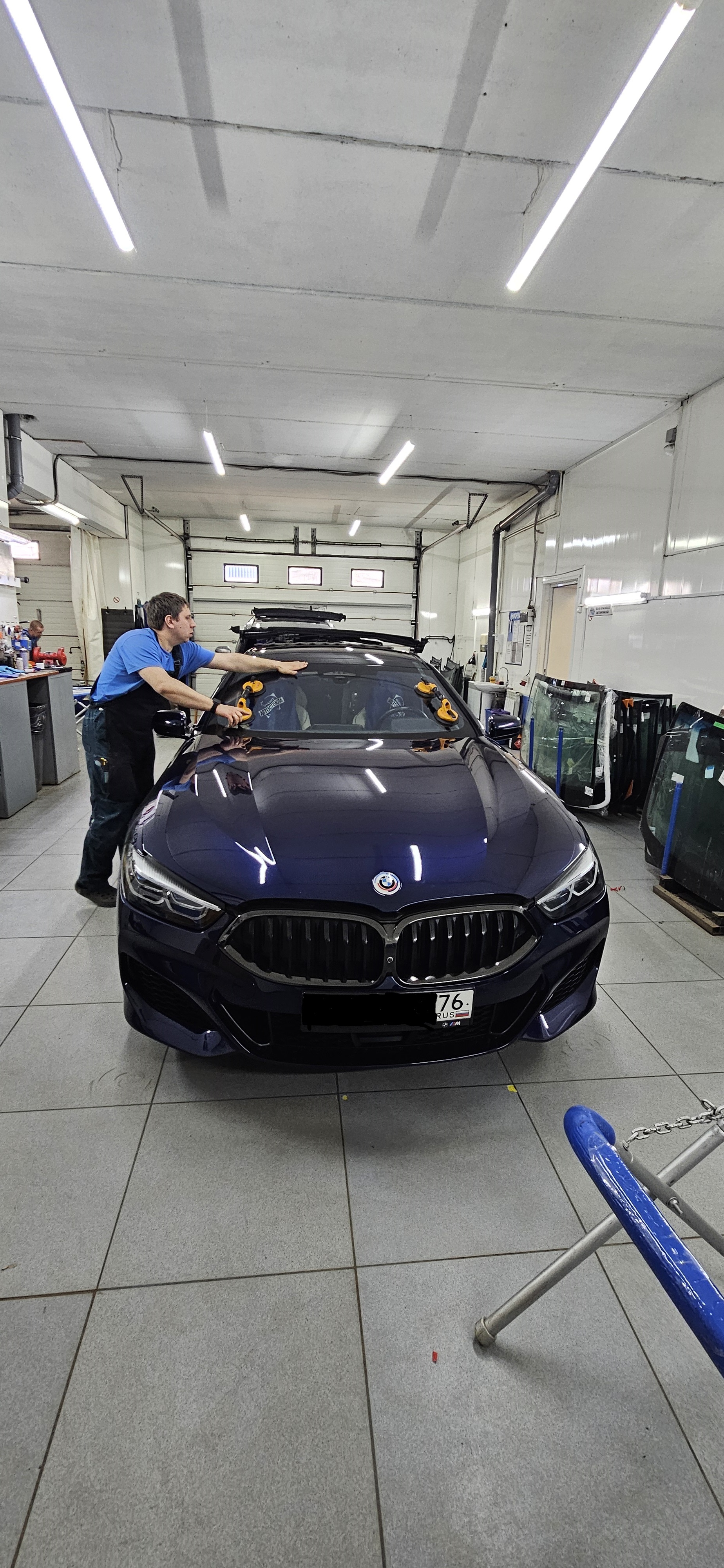Заменили лобовое стекло на BMW 8 серии