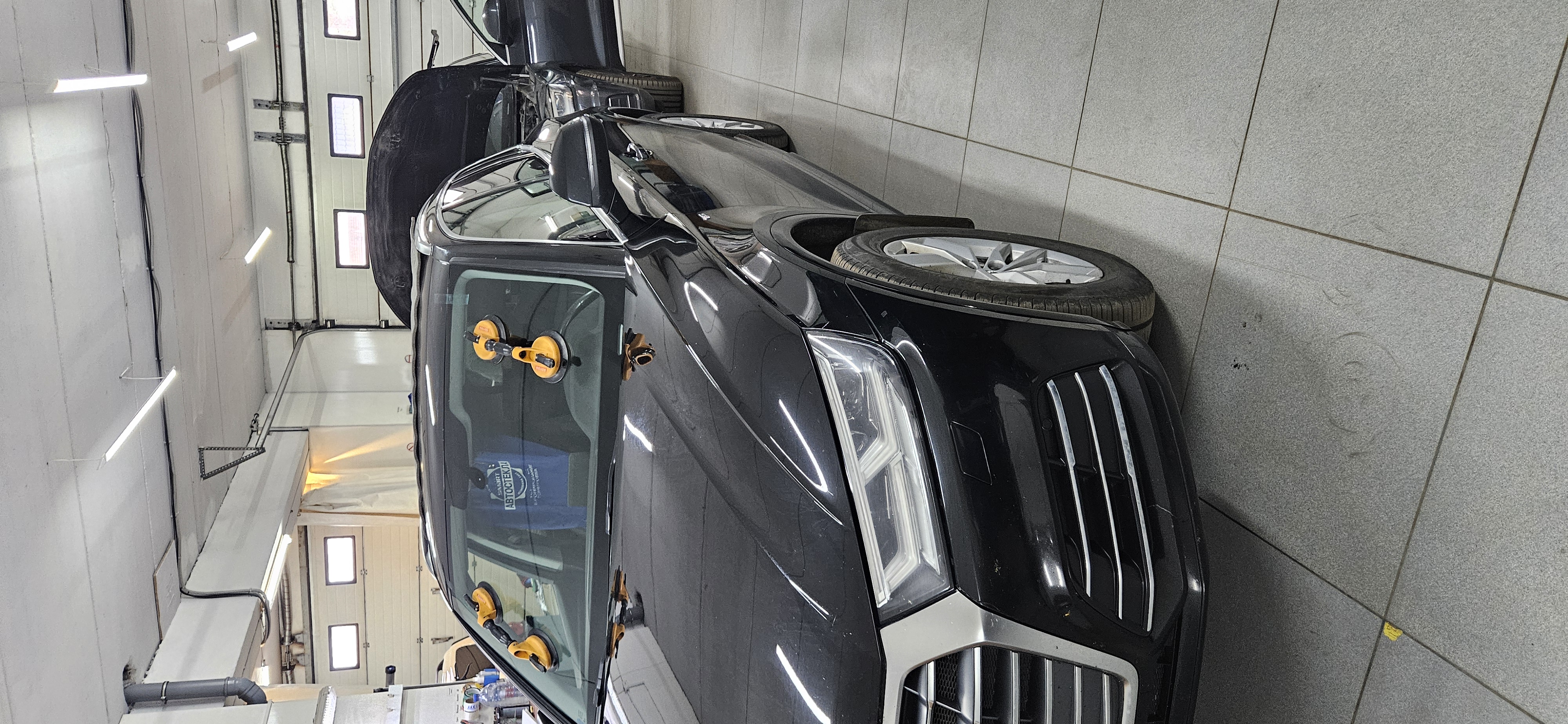 Замена лобового стекла на Audi Q5