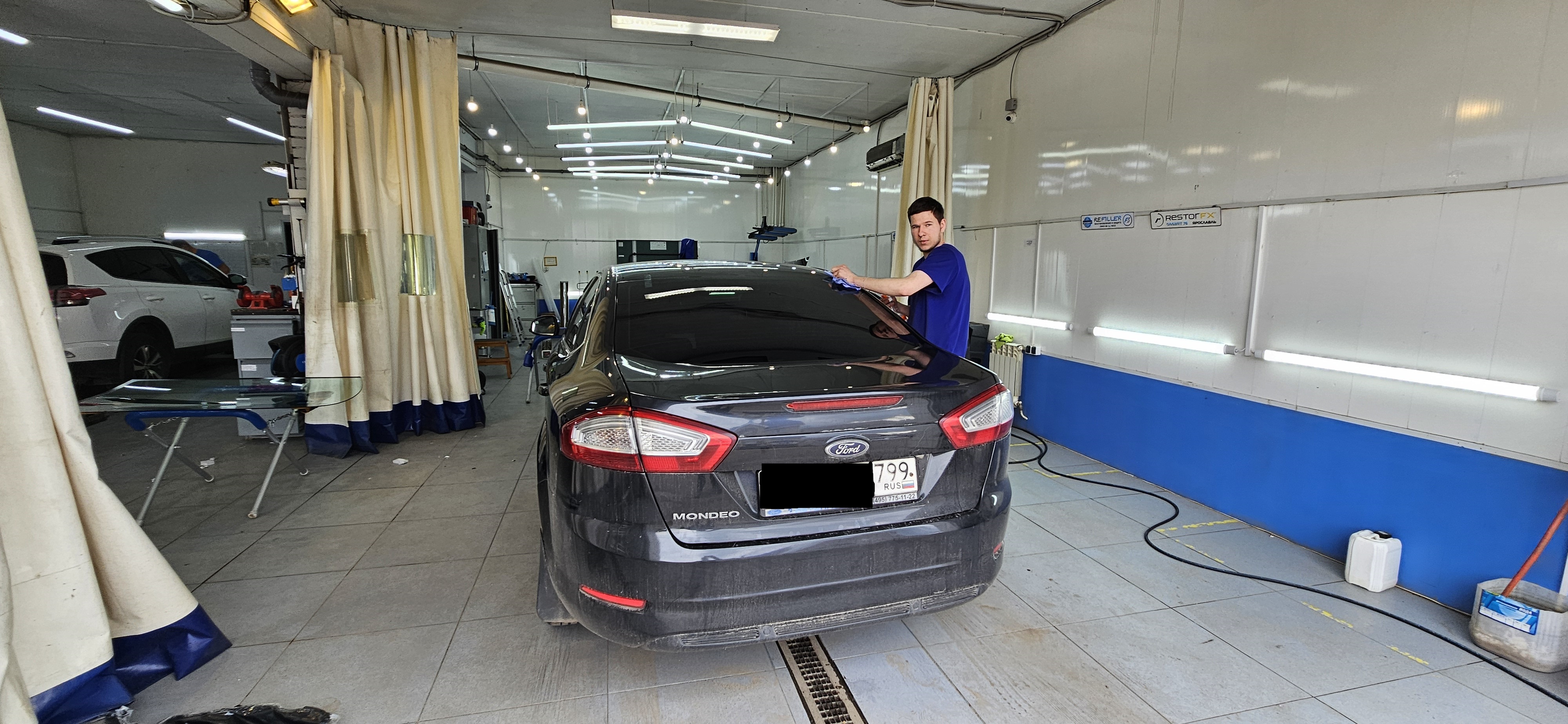 Замена заднего стекла на автомобиле Ford Mondeo