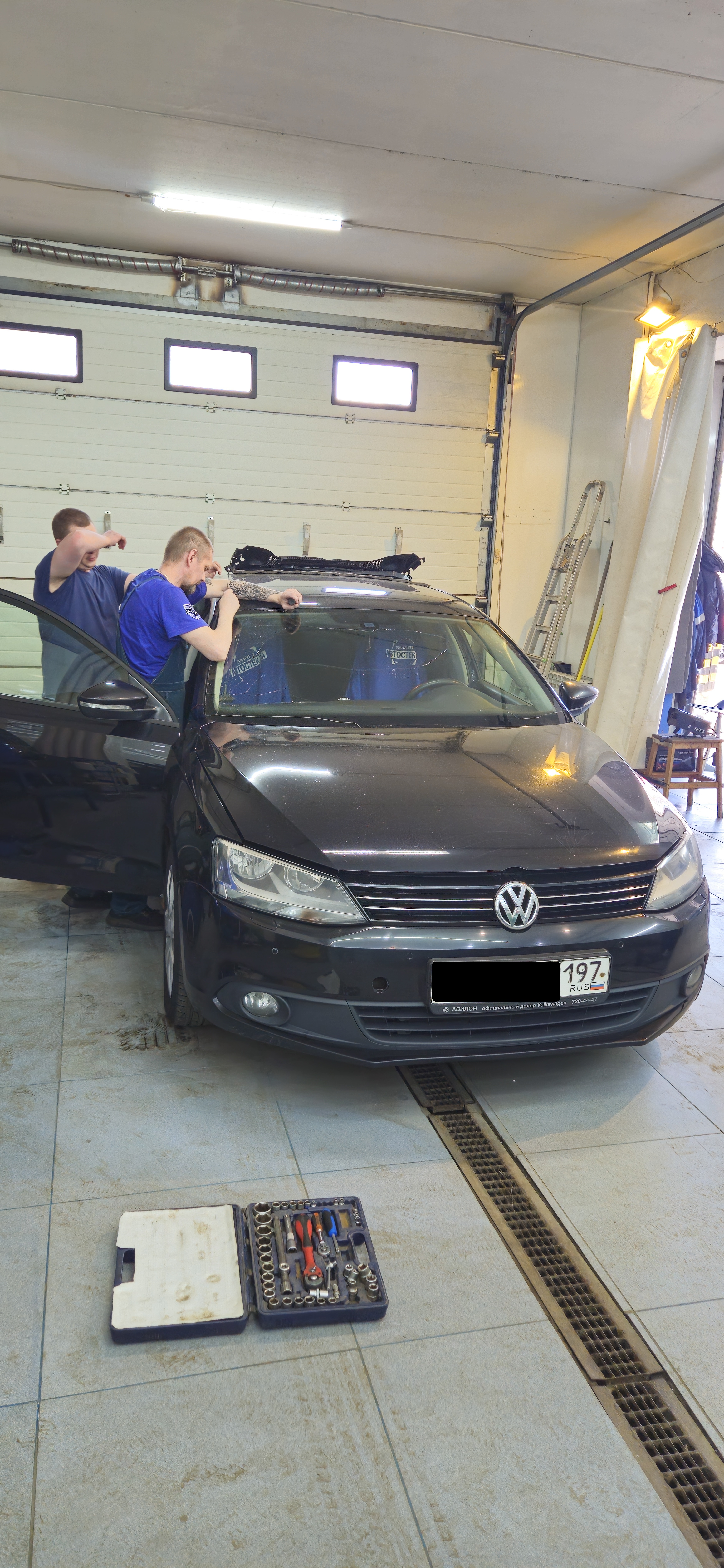 Замена лобового стекла на Volkswagen Jetta