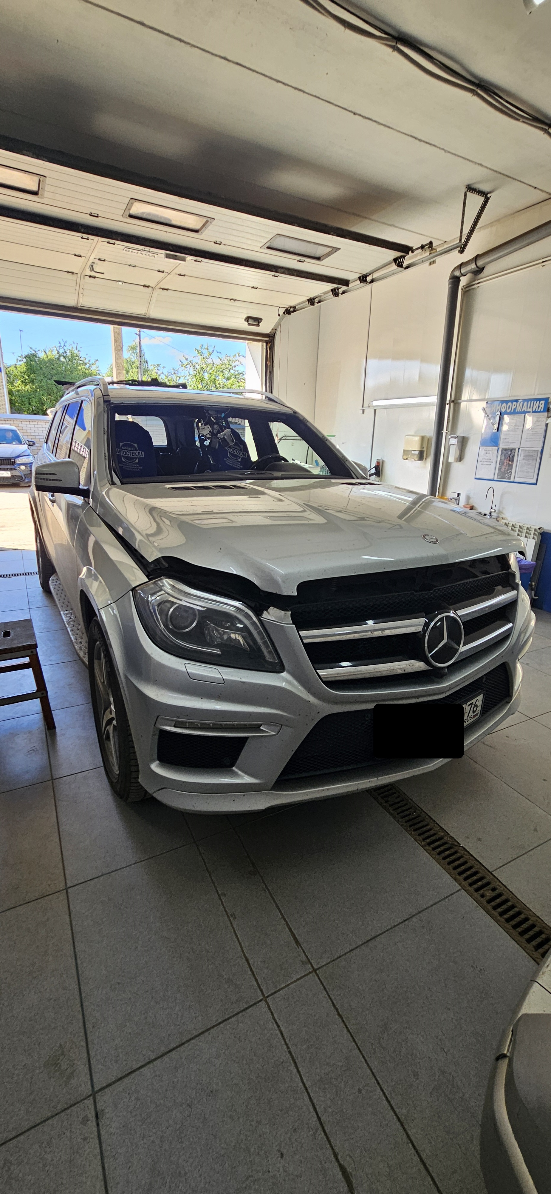 Замена стекол на Mercedes GL: Безупречное качество и безопасность