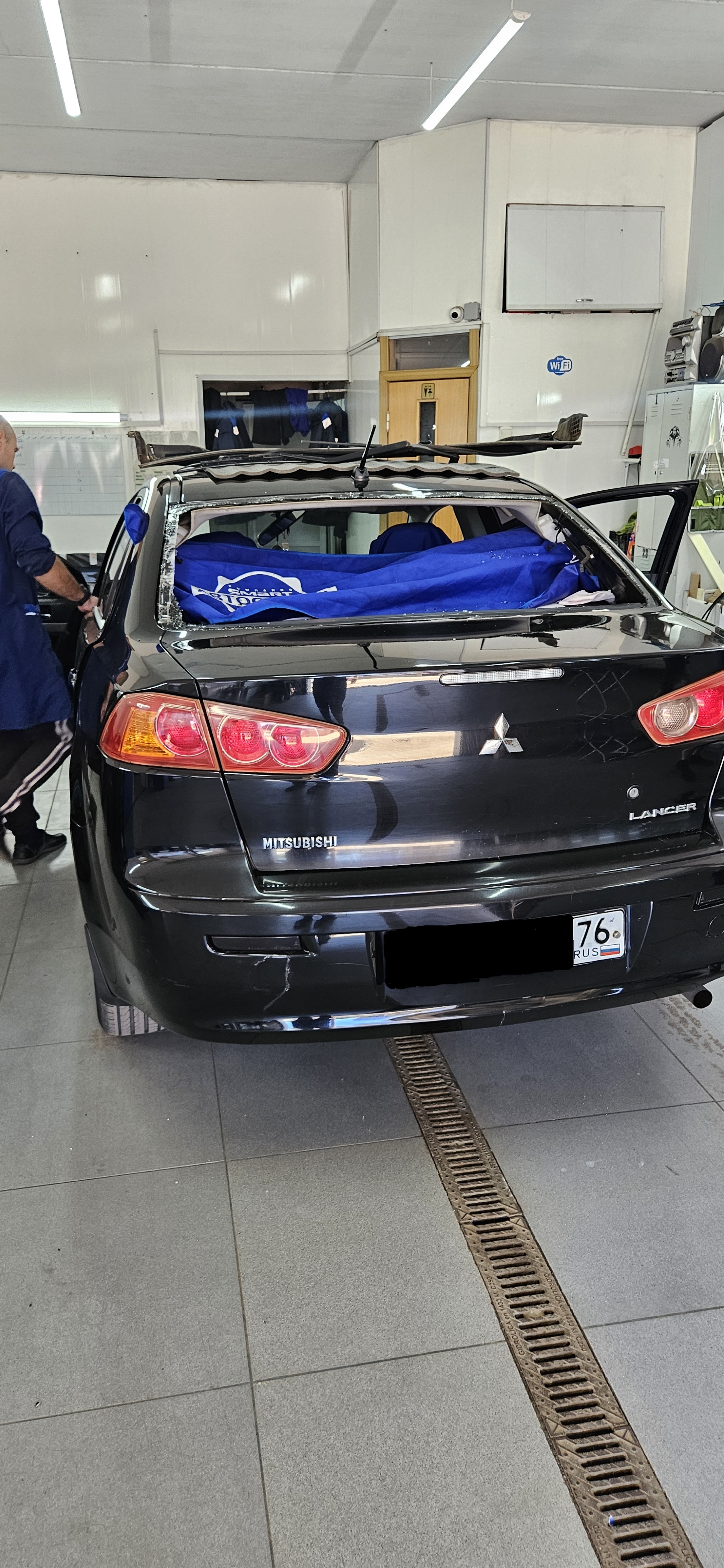 Замена заднего стекла на Mitsubishi Lancer X