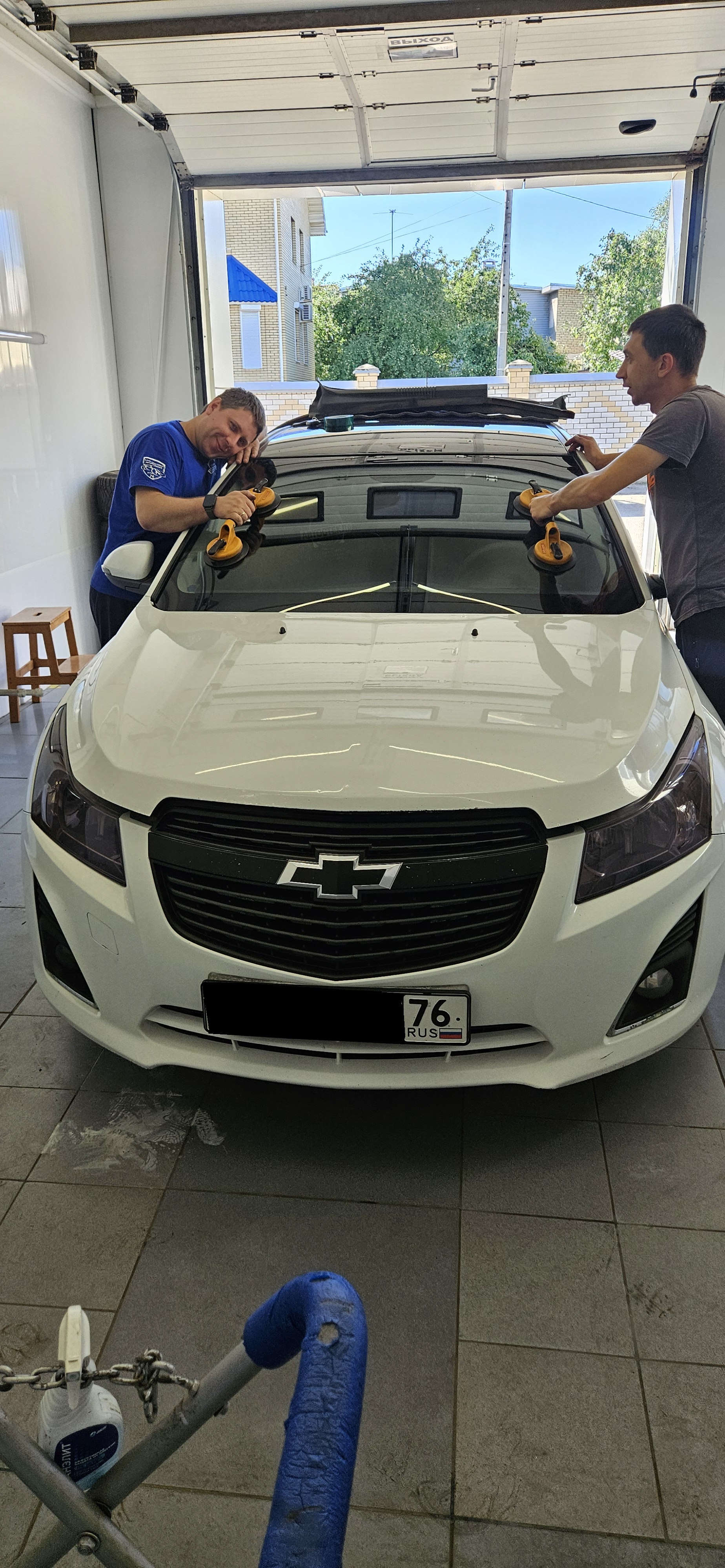 Почему нельзя затягивать с заменой лобового стекла на Chevrolet Cruze?