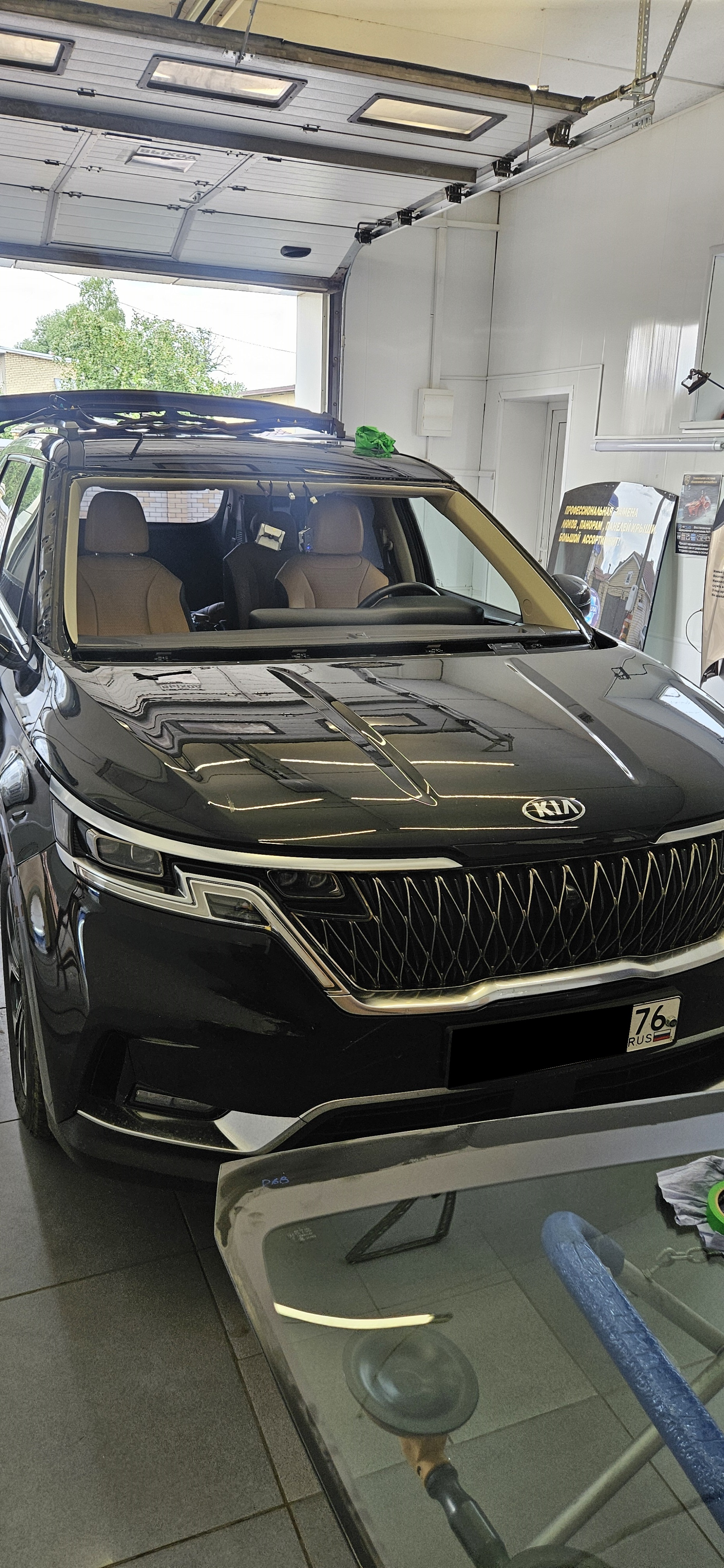 KIA Carnival: когда лобовое стекло требует замены?