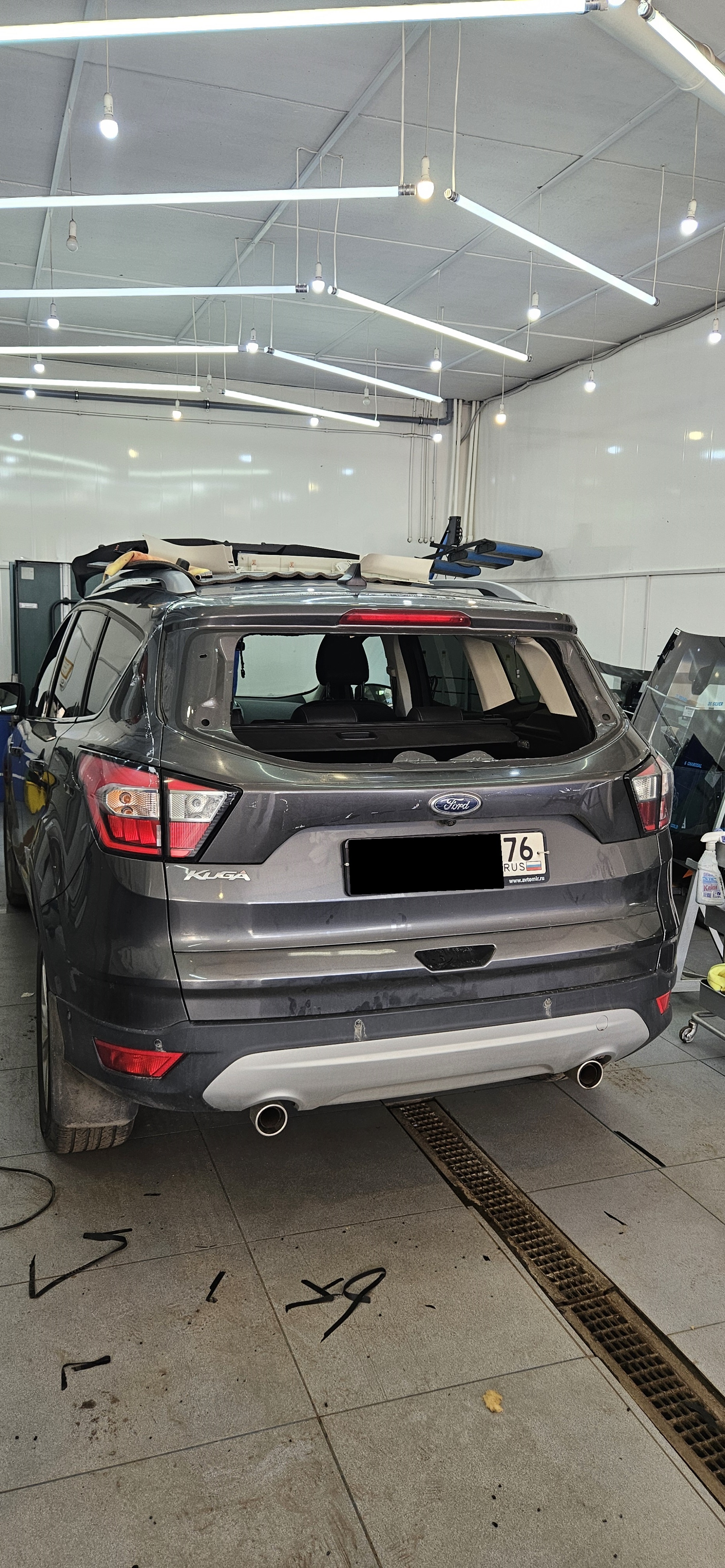 Разбилось заднее стекло на Ford Kuga? Не паникуйте — мы поможем!