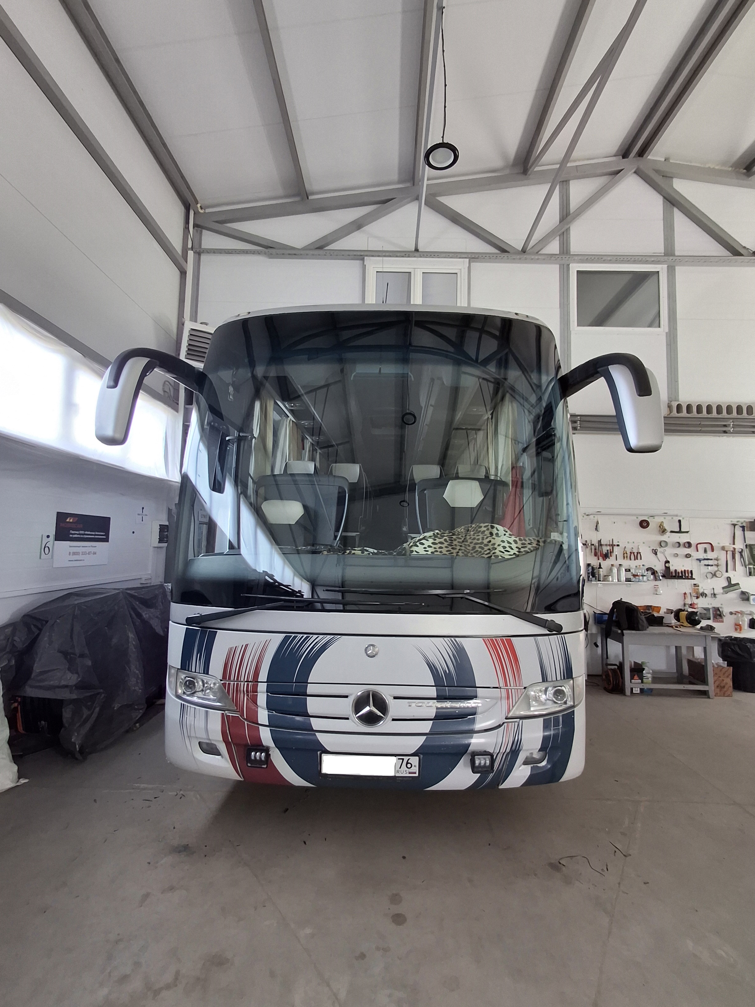Замена лобового стекла MERCEDES TOURISMO.