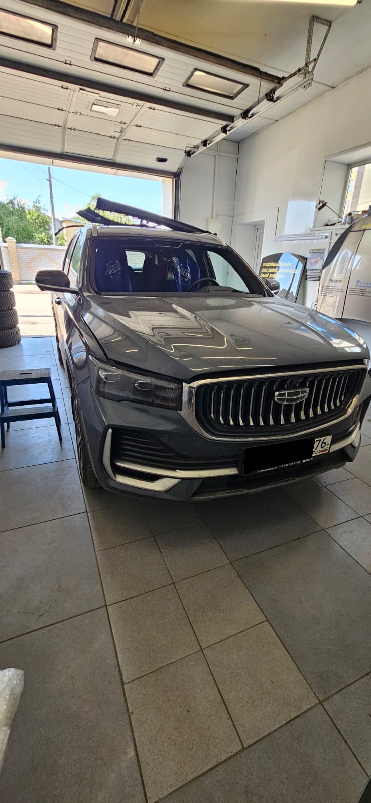 Замена лобового стекла на Geely Monjaro: что важно знать владельцу?