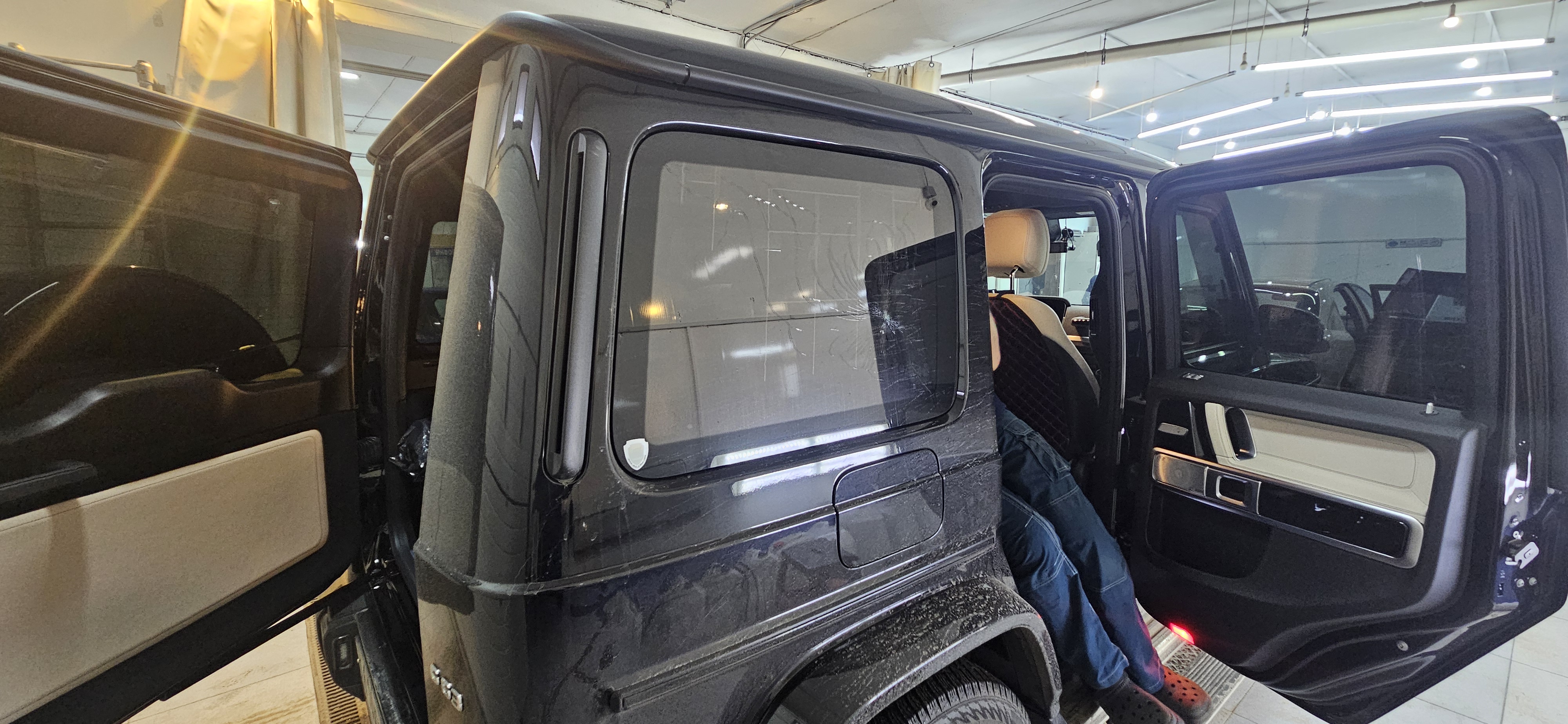 Замена бокового кузовного стекла на автомобиль Mercedes-Benz G-Класс