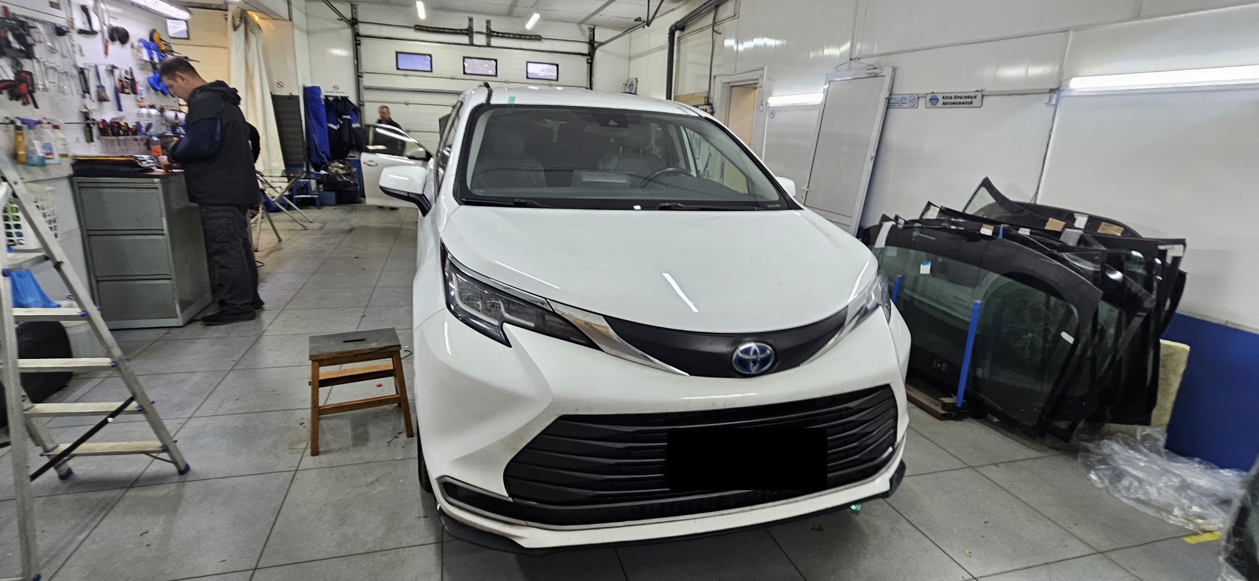 Установка лобового стекла на автомобиль Toyota Sienna