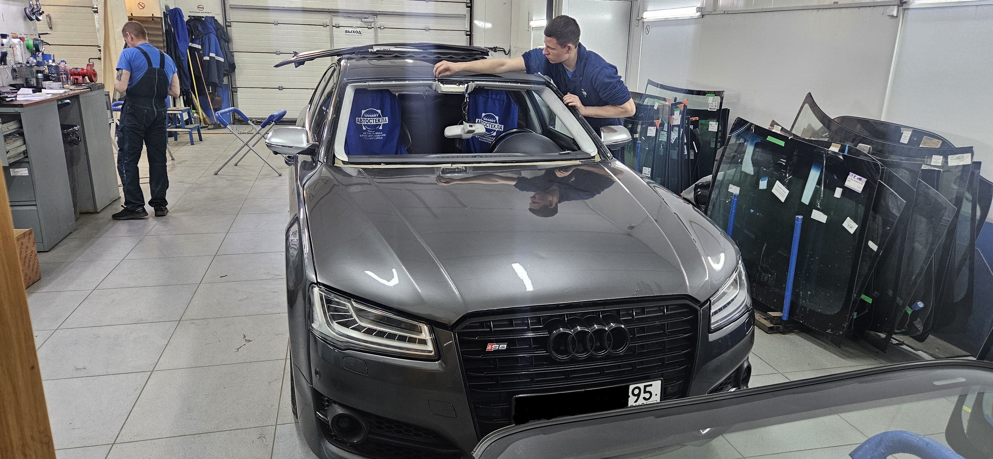 Замена лобового стекла на Audi A8