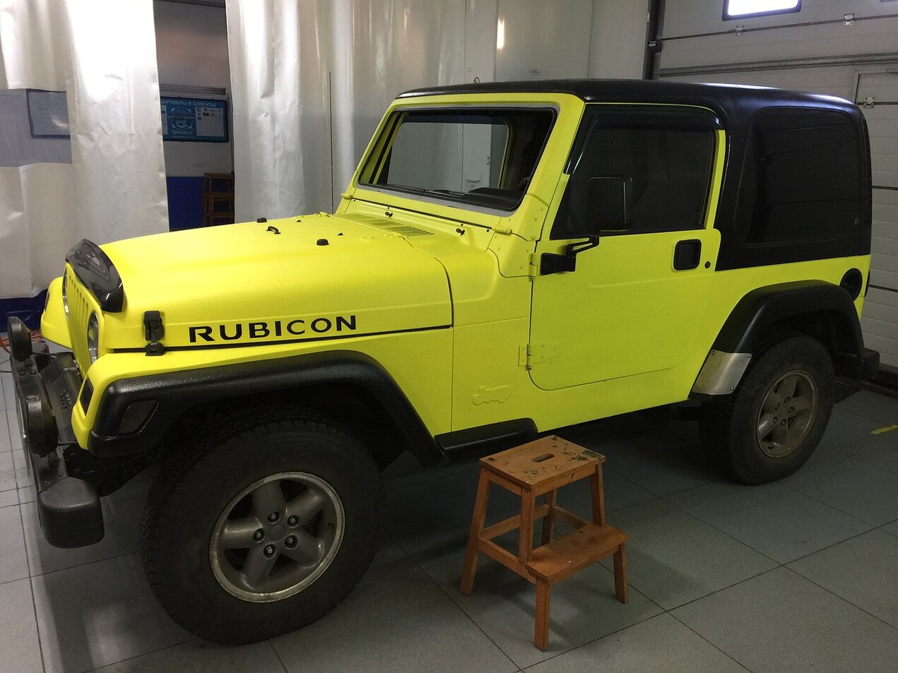 Замена лобового стекла на Rubicon: Видеть мир без помех!