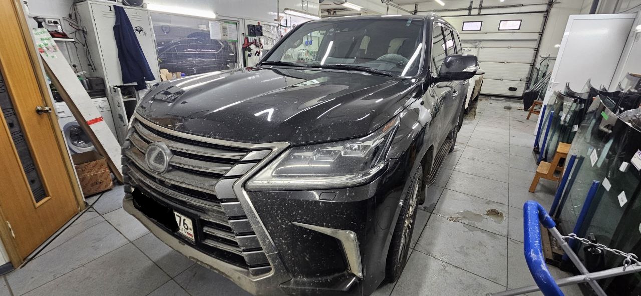 Заменили лобовое стекло на Lexus 570