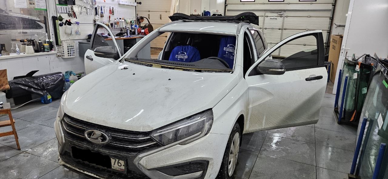 Заменили стекло на Lada Vesta в день обращения.