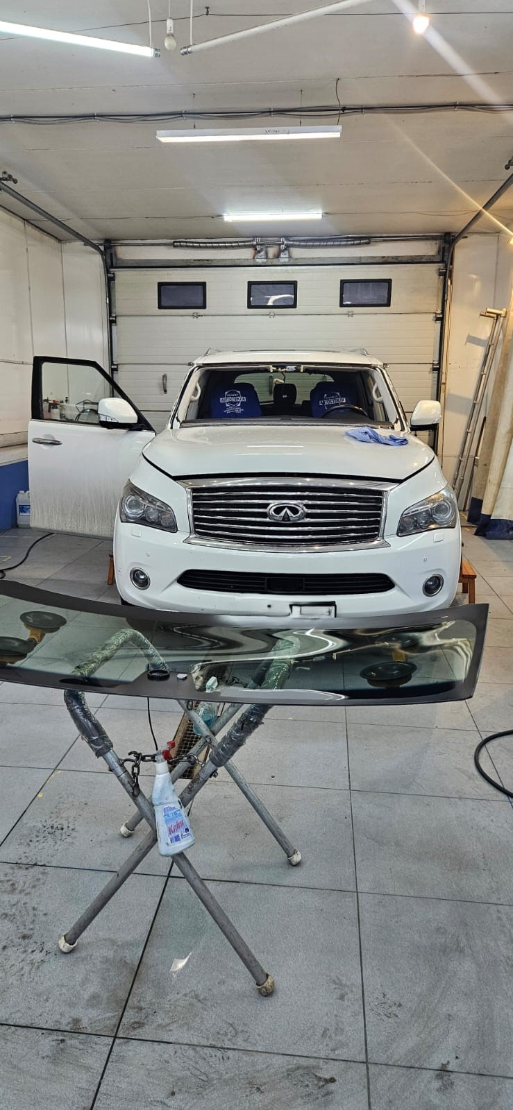 Замена лобового стекла на автомобиле Infiniti QX56